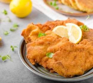 Kızartılmış çıtır tavuk göğsü schnitzel